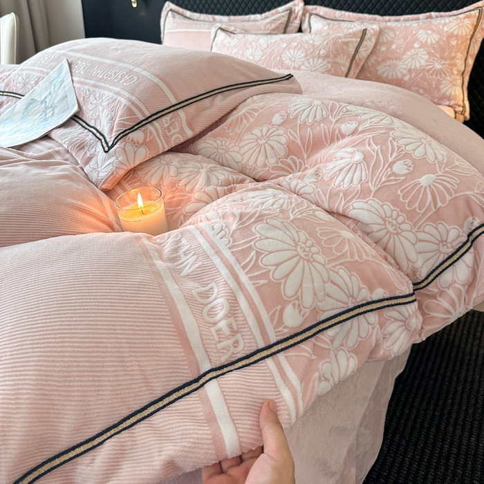 91家纺网 家纺一手货源 找家纺 诺梵家纺 2025新款8.2斤宽边织带雕花绒牛奶绒四件套 清雅-粉