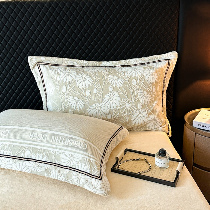 91家纺网 家纺一手货源 找家纺 诺梵家纺 2025新款8.2斤宽边织带雕花绒牛奶绒四件套 清雅-黄