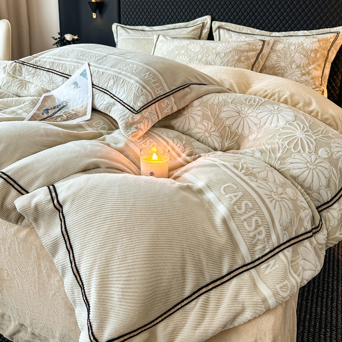 91家纺网 家纺一手货源 找家纺 诺梵家纺 2025新款8.2斤宽边织带雕花绒牛奶绒四件套 清雅-黄