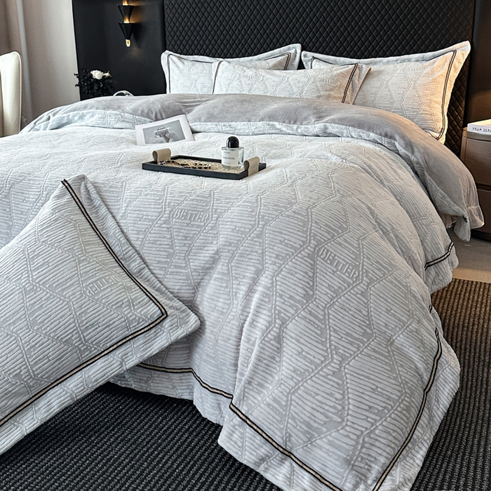 91家纺网 家纺一手货源 找家纺 诺梵家纺 2025新款8.2斤宽边织带雕花绒牛奶绒四件套 云烟-灰