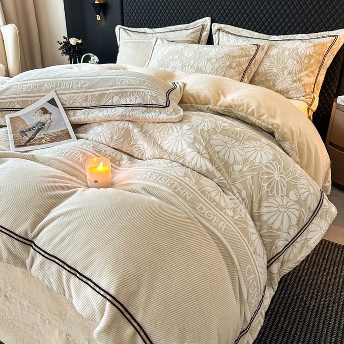 91家纺网 家纺一手货源 找家纺 诺梵家纺 2025新款8.2斤宽边织带雕花绒牛奶绒四件套 清雅-黄