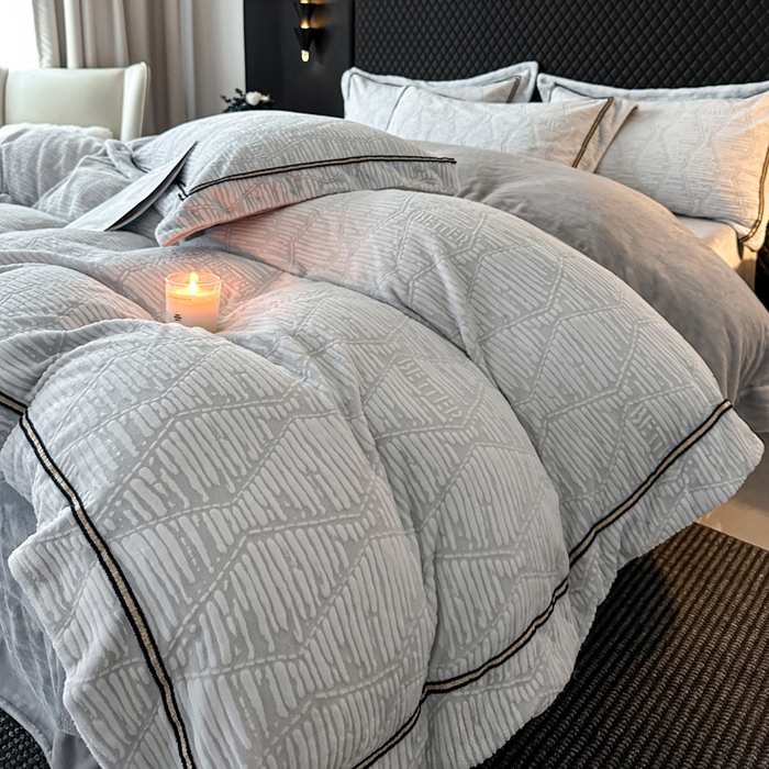 91家纺网 家纺一手货源 找家纺 诺梵家纺 2025新款8.2斤宽边织带雕花绒牛奶绒四件套 云烟-灰