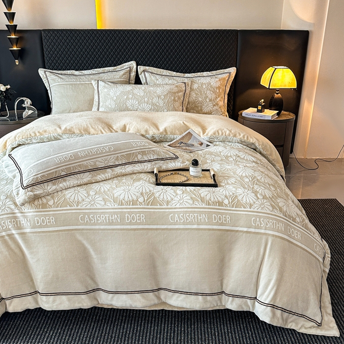 91家纺网 家纺一手货源 找家纺 诺梵家纺 2025新款8.2斤宽边织带雕花绒牛奶绒四件套 清雅-黄