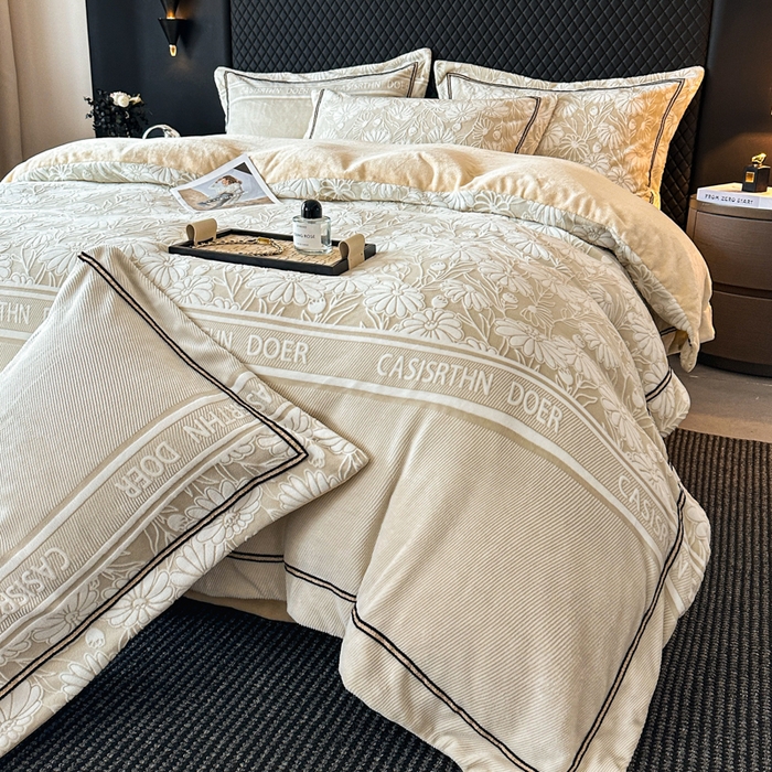 91家纺网 家纺一手货源 找家纺 诺梵家纺 2025新款8.2斤宽边织带雕花绒牛奶绒四件套 清雅-黄