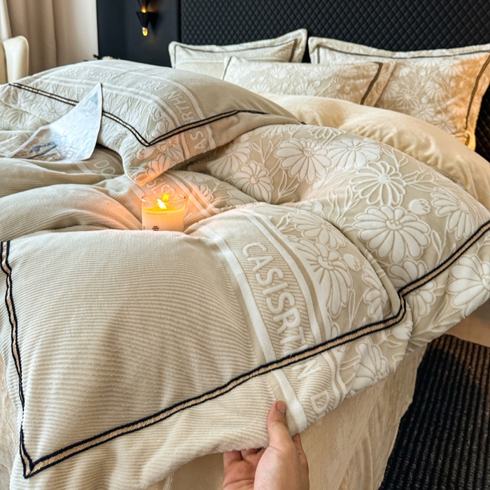 91家纺网 家纺一手货源 找家纺 诺梵家纺 2025新款8.2斤宽边织带雕花绒牛奶绒四件套 清雅-黄