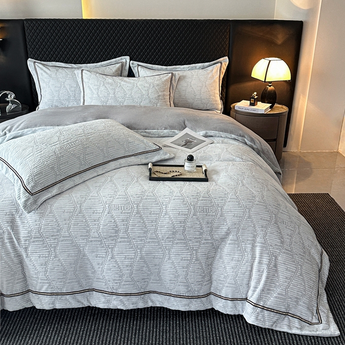 91家纺网 家纺一手货源 找家纺 诺梵家纺 2025新款8.2斤宽边织带雕花绒牛奶绒四件套 云烟-灰