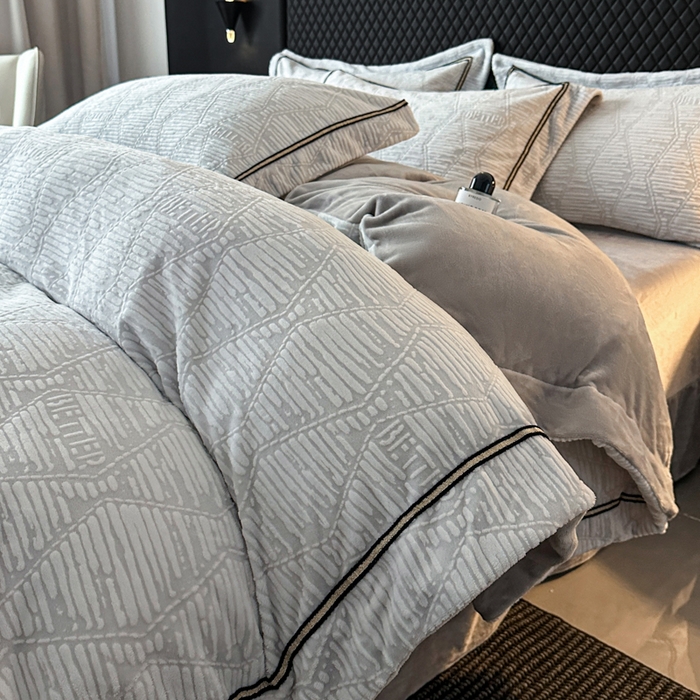 诺梵家纺 2025新款8.2斤宽边织带雕花绒牛奶绒四件套 云烟-灰