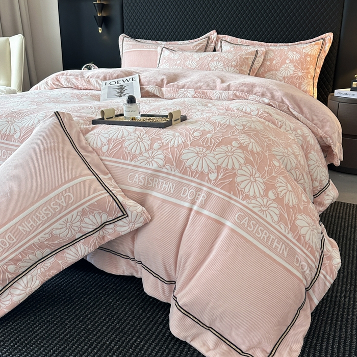 91家纺网 家纺一手货源 找家纺 诺梵家纺 2025新款8.2斤宽边织带雕花绒牛奶绒四件套 清雅-粉