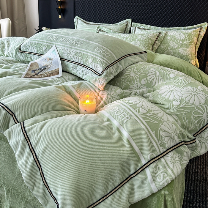 91家纺网 家纺一手货源 找家纺 诺梵家纺 2025新款8.2斤宽边织带雕花绒牛奶绒四件套 清雅-绿