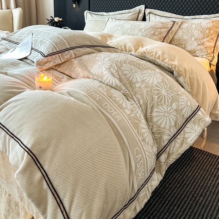 91家纺网 家纺一手货源 找家纺 诺梵家纺 2025新款8.2斤宽边织带雕花绒牛奶绒四件套 清雅-黄