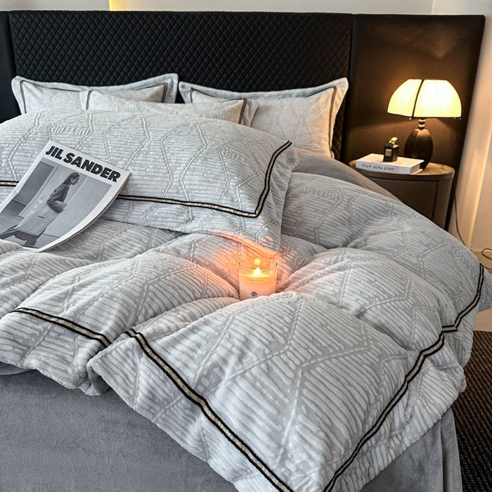 91家纺网 家纺一手货源 找家纺 诺梵家纺 2025新款8.2斤宽边织带雕花绒牛奶绒四件套 云烟-灰