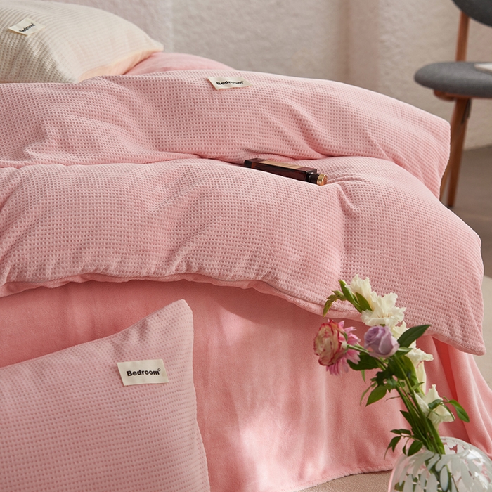 91家纺网 家纺一手货源 找家纺 眠博士 2025新款华夫格剪花牛奶绒加厚保暖四件套 华夫格剪花-粉色