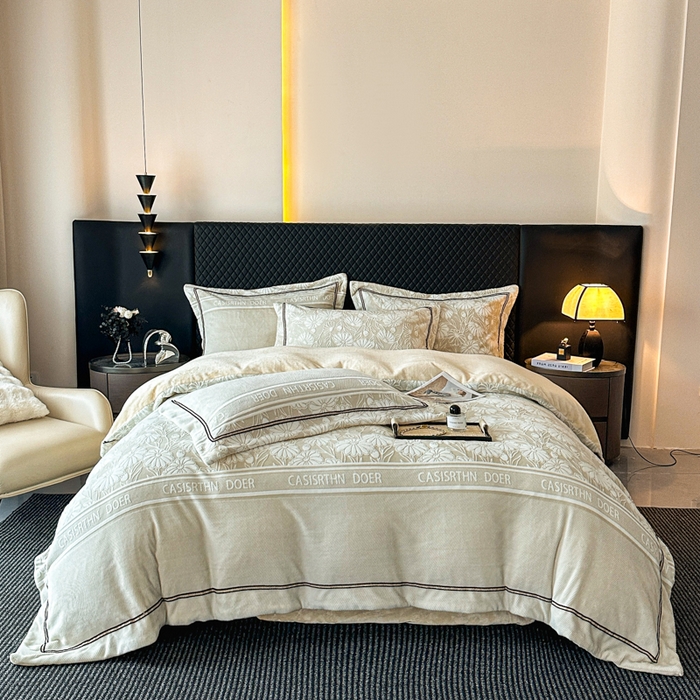 91家纺网 家纺一手货源 找家纺 诺梵家纺 2025新款8.2斤宽边织带雕花绒牛奶绒四件套 清雅-黄