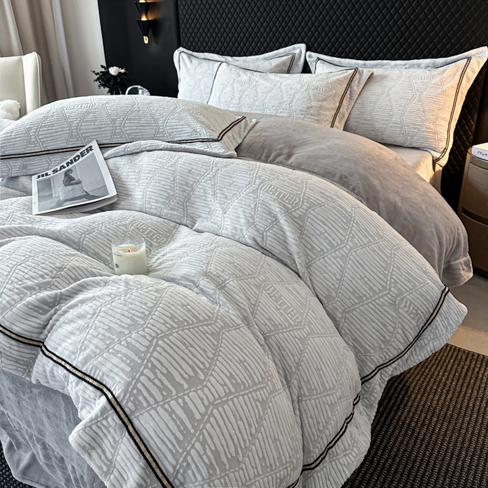 91家纺网 家纺一手货源 找家纺 诺梵家纺 2025新款8.2斤宽边织带雕花绒牛奶绒四件套 云烟-灰