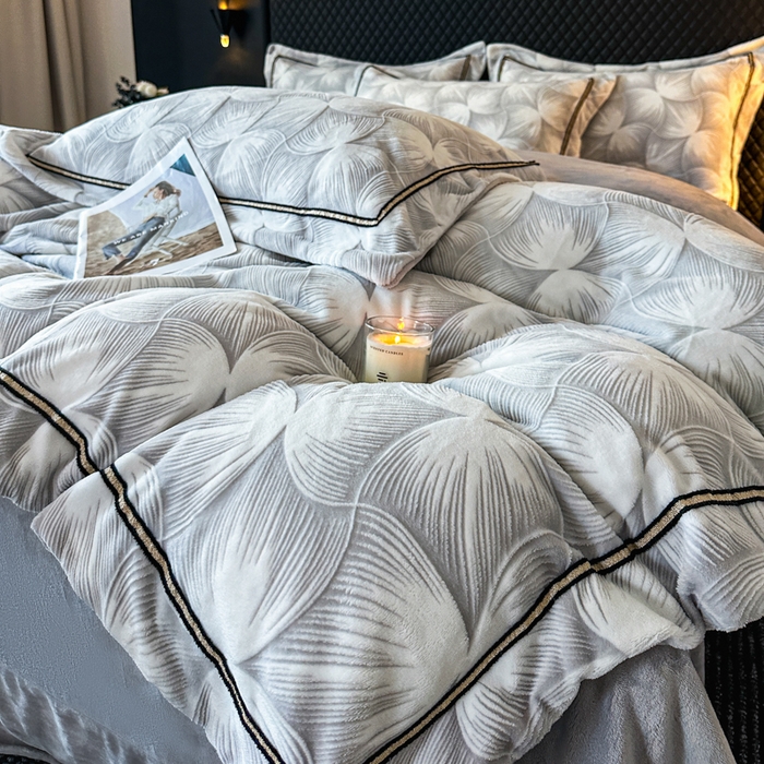 91家纺网 家纺一手货源 找家纺 （总）诺梵家纺 2025新款8.2斤宽边织带雕花绒牛奶绒四件套