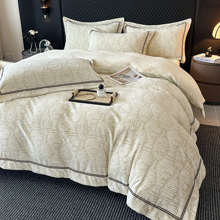 91家纺网 家纺一手货源 找家纺 诺梵家纺 2025新款8.2斤宽边织带雕花绒牛奶绒四件套 云烟-绿