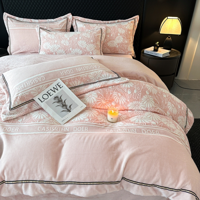 91家纺网 家纺一手货源 找家纺 诺梵家纺 2025新款8.2斤宽边织带雕花绒牛奶绒四件套 清雅-粉