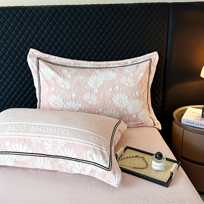 91家纺网 家纺一手货源 找家纺 诺梵家纺 2025新款8.2斤宽边织带雕花绒牛奶绒四件套 清雅-粉