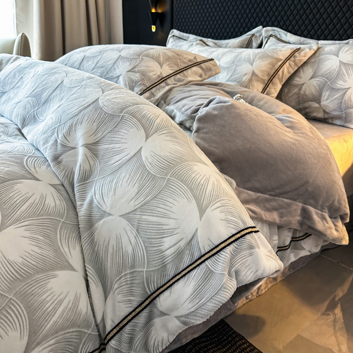 诺梵家纺 2025新款8.2斤宽边织带雕花绒牛奶绒四件套 巴洛克-灰