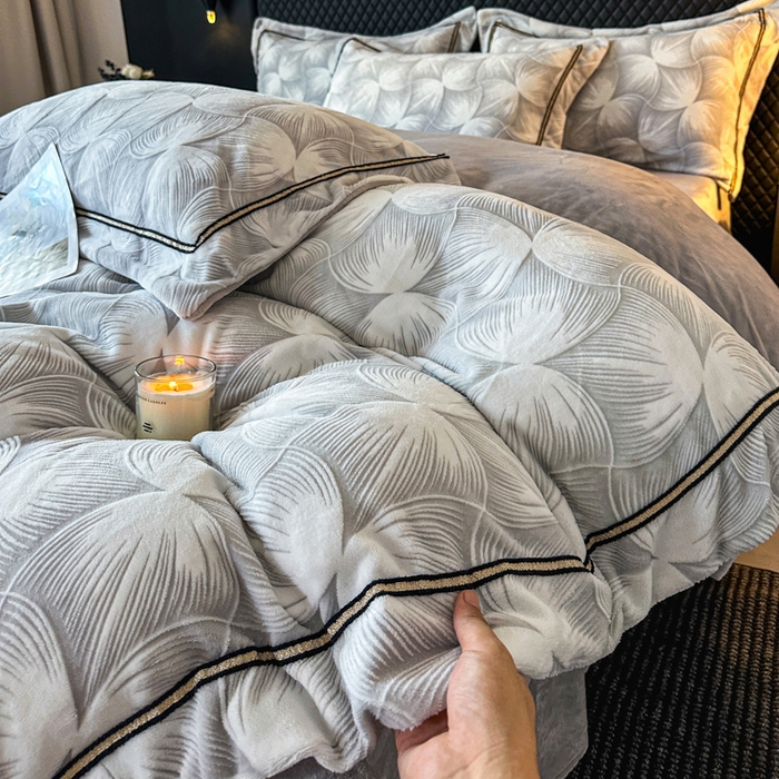 91家纺网 家纺一手货源 找家纺 诺梵家纺 2025新款8.2斤宽边织带雕花绒牛奶绒四件套 巴洛克-灰