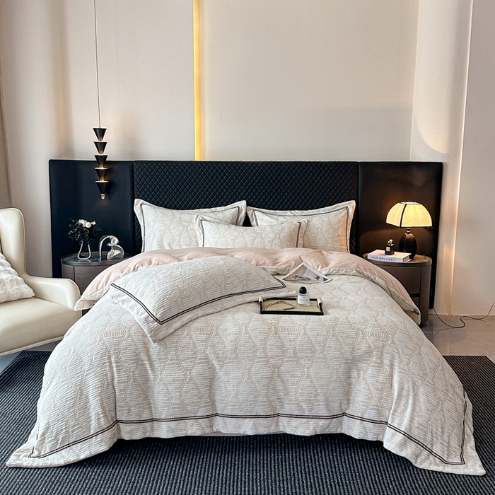 91家纺网 家纺一手货源 找家纺 诺梵家纺 2025新款8.2斤宽边织带雕花绒牛奶绒四件套 云烟-黄