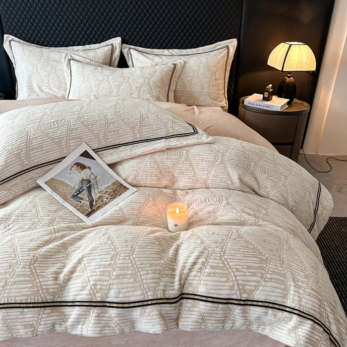 91家纺网 家纺一手货源 找家纺 诺梵家纺 2025新款8.2斤宽边织带雕花绒牛奶绒四件套 云烟-黄