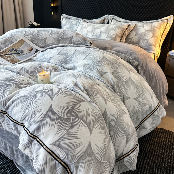 91家纺网 家纺一手货源 找家纺 诺梵家纺 2025新款8.2斤宽边织带雕花绒牛奶绒四件套 巴洛克-灰