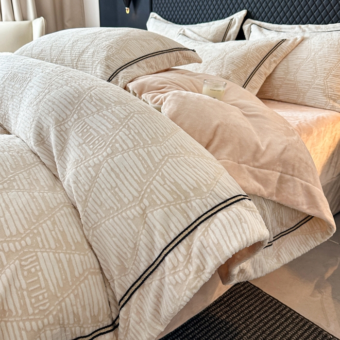 诺梵家纺 2025新款8.2斤宽边织带雕花绒牛奶绒四件套 云烟-黄