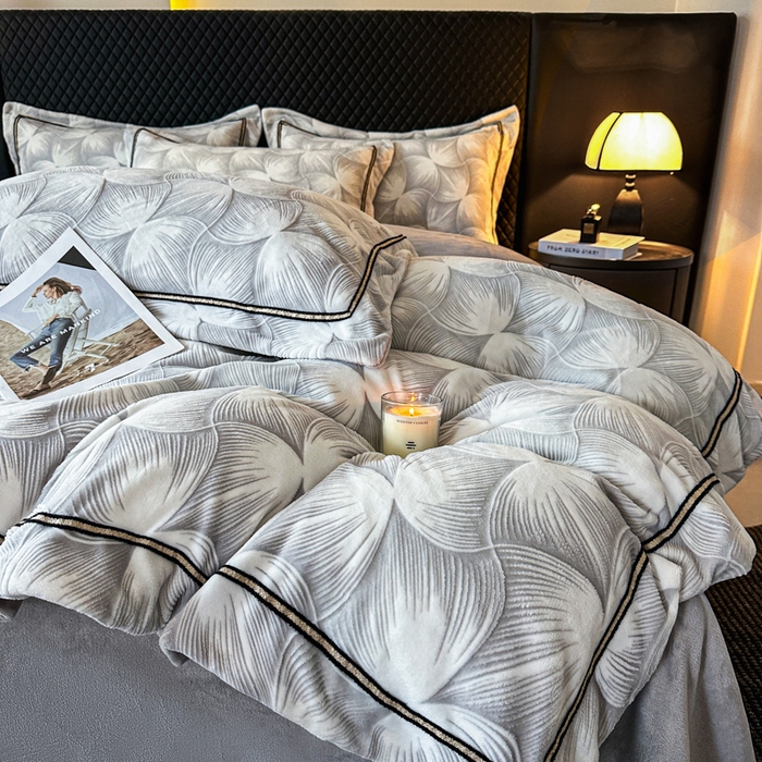 91家纺网 家纺一手货源 找家纺 诺梵家纺 2025新款8.2斤宽边织带雕花绒牛奶绒四件套 巴洛克-灰