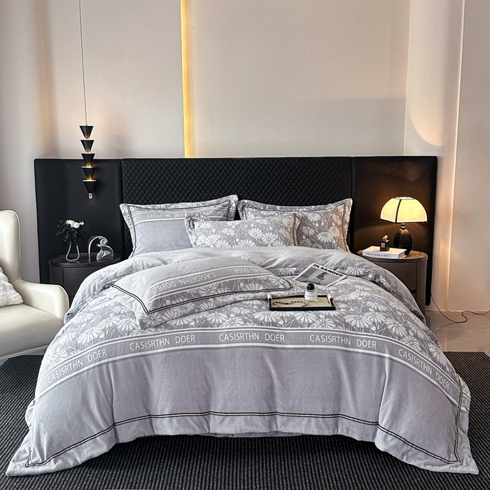 91家纺网 家纺一手货源 找家纺 诺梵家纺 2025新款8.2斤宽边织带雕花绒牛奶绒四件套 清雅-灰