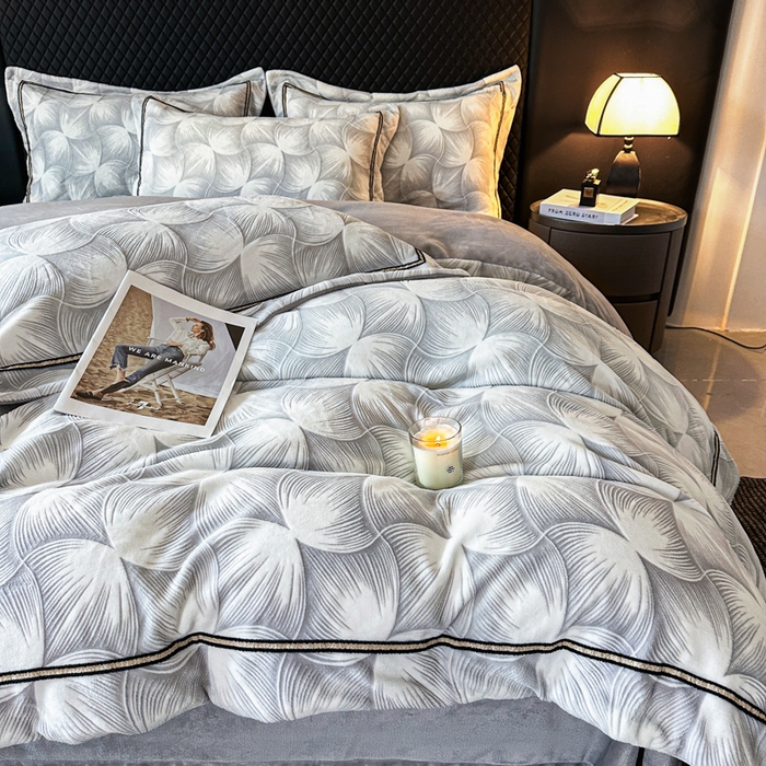 91家纺网 家纺一手货源 找家纺 诺梵家纺 2025新款8.2斤宽边织带雕花绒牛奶绒四件套 巴洛克-灰