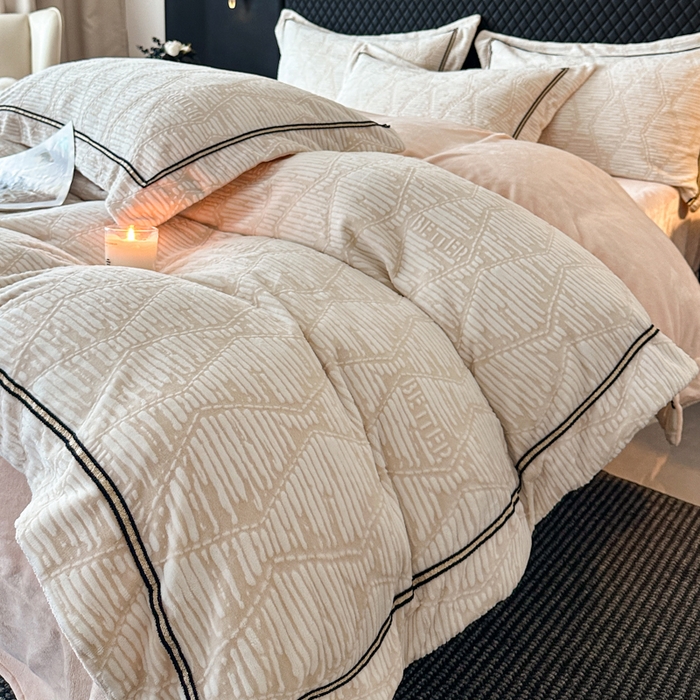 91家纺网 家纺一手货源 找家纺 诺梵家纺 2025新款8.2斤宽边织带雕花绒牛奶绒四件套 云烟-黄