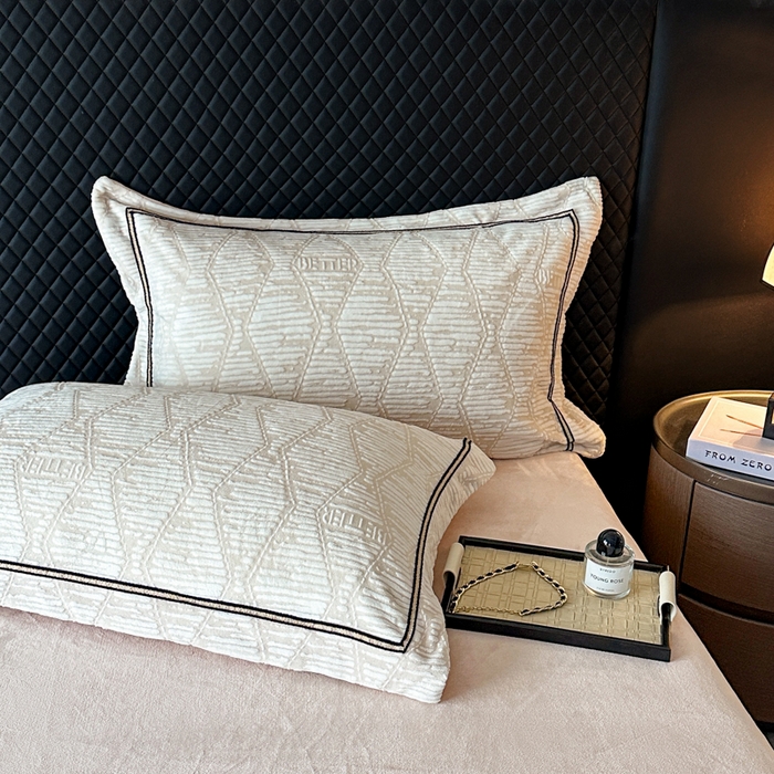 91家纺网 家纺一手货源 找家纺 诺梵家纺 2025新款8.2斤宽边织带雕花绒牛奶绒四件套 云烟-黄