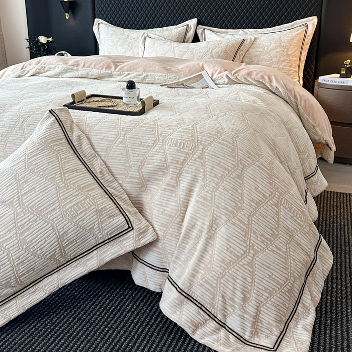 91家纺网 家纺一手货源 找家纺 诺梵家纺 2025新款8.2斤宽边织带雕花绒牛奶绒四件套 云烟-黄