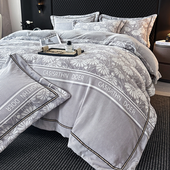 91家纺网 家纺一手货源 找家纺 诺梵家纺 2025新款8.2斤宽边织带雕花绒牛奶绒四件套 清雅-灰