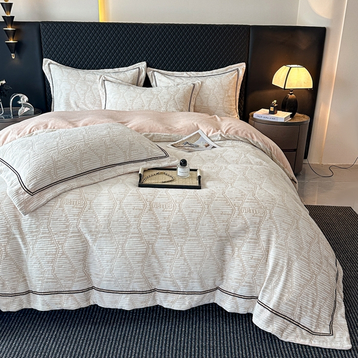 91家纺网 家纺一手货源 找家纺 诺梵家纺 2025新款8.2斤宽边织带雕花绒牛奶绒四件套 云烟-黄