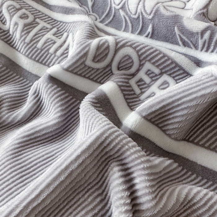 91家纺网 家纺一手货源 找家纺 诺梵家纺 2025新款8.2斤宽边织带雕花绒牛奶绒四件套 清雅-灰