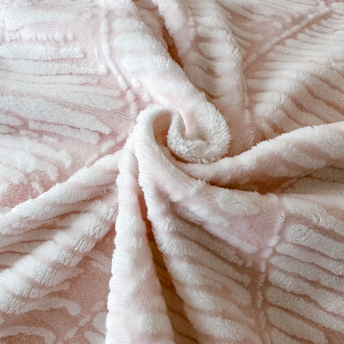 91家纺网 家纺一手货源 找家纺 诺梵家纺 2025新款8.2斤宽边织带雕花绒牛奶绒四件套 云烟-粉