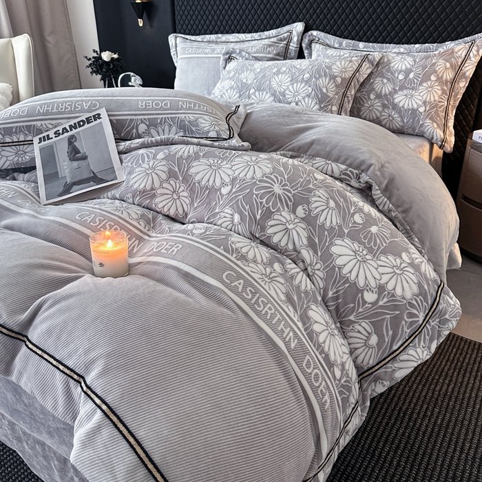 91家纺网 家纺一手货源 找家纺 诺梵家纺 2025新款8.2斤宽边织带雕花绒牛奶绒四件套 清雅-灰