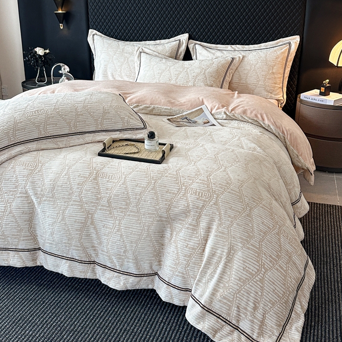 91家纺网 家纺一手货源 找家纺 诺梵家纺 2025新款8.2斤宽边织带雕花绒牛奶绒四件套 云烟-黄