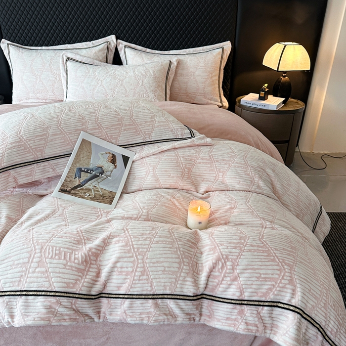 91家纺网 家纺一手货源 找家纺 诺梵家纺 2025新款8.2斤宽边织带雕花绒牛奶绒四件套 云烟-粉