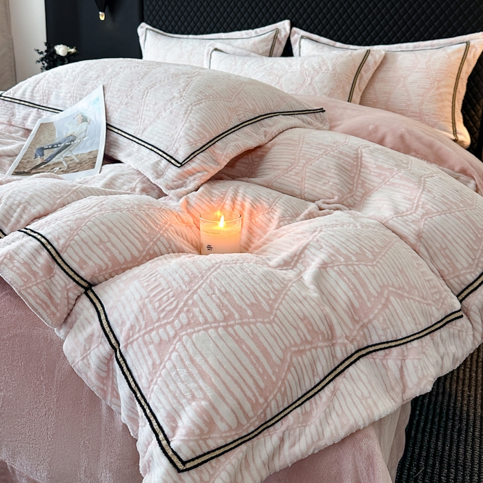 91家纺网 家纺一手货源 找家纺 诺梵家纺 2025新款8.2斤宽边织带雕花绒牛奶绒四件套 云烟-粉