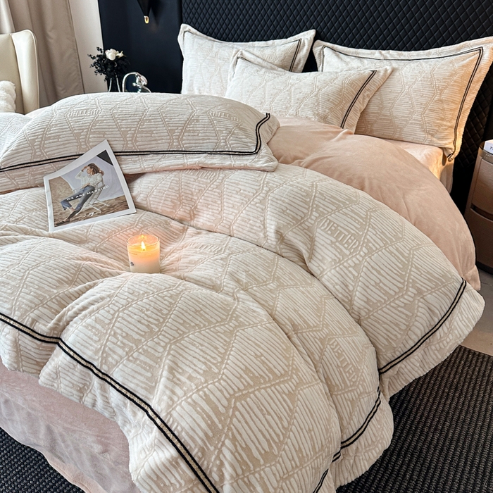 91家纺网 家纺一手货源 找家纺 诺梵家纺 2025新款8.2斤宽边织带雕花绒牛奶绒四件套 云烟-黄