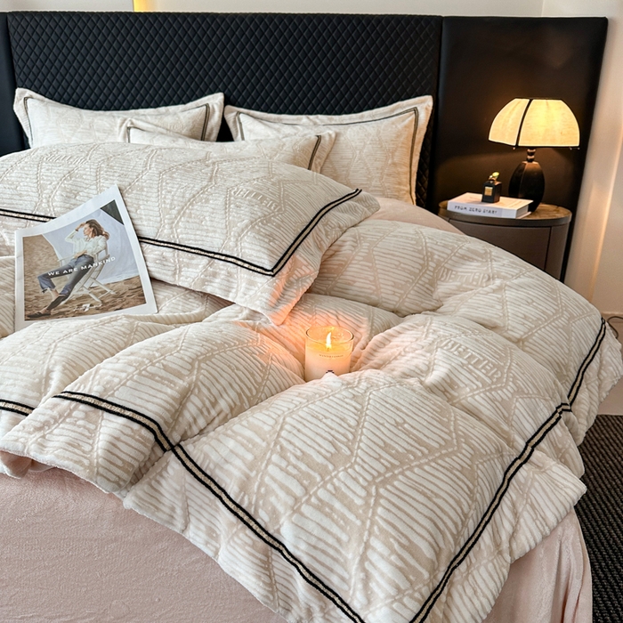 91家纺网 家纺一手货源 找家纺 诺梵家纺 2025新款8.2斤宽边织带雕花绒牛奶绒四件套 云烟-黄