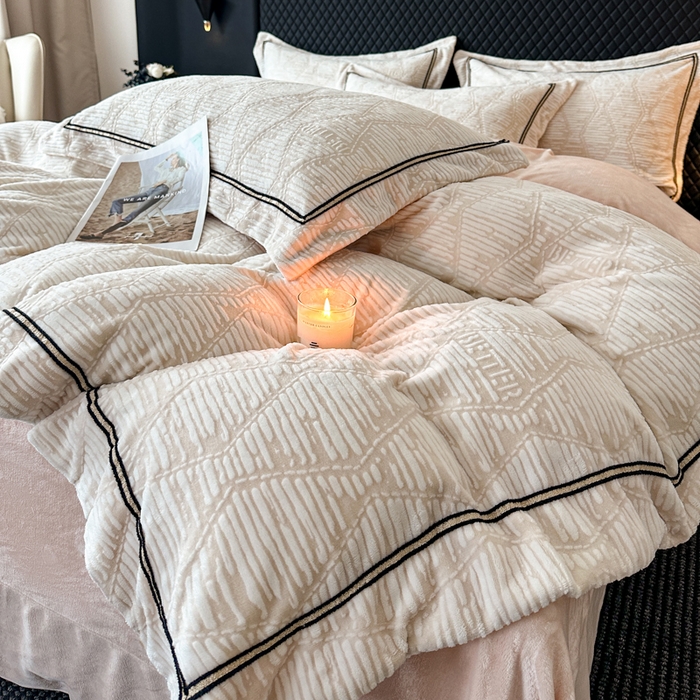 91家纺网 家纺一手货源 找家纺 诺梵家纺 2025新款8.2斤宽边织带雕花绒牛奶绒四件套 云烟-黄