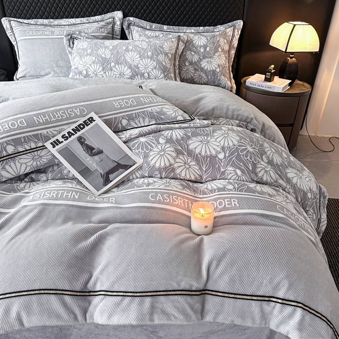 91家纺网 家纺一手货源 找家纺 诺梵家纺 2025新款8.2斤宽边织带雕花绒牛奶绒四件套 清雅-灰