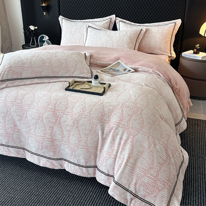 91家纺网 家纺一手货源 找家纺 诺梵家纺 2025新款8.2斤宽边织带雕花绒牛奶绒四件套 云烟-粉