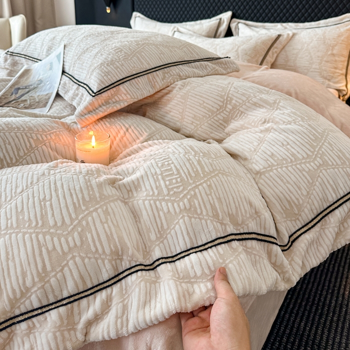 91家纺网 家纺一手货源 找家纺 诺梵家纺 2025新款8.2斤宽边织带雕花绒牛奶绒四件套 云烟-黄