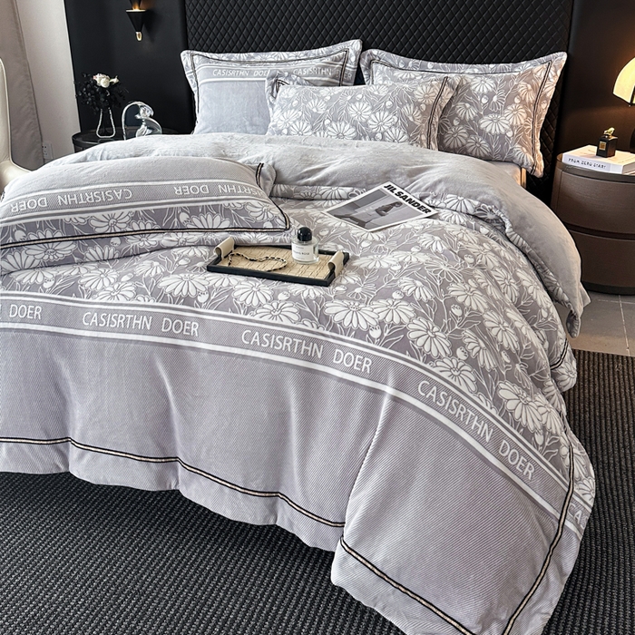 91家纺网 家纺一手货源 找家纺 诺梵家纺 2025新款8.2斤宽边织带雕花绒牛奶绒四件套 清雅-灰