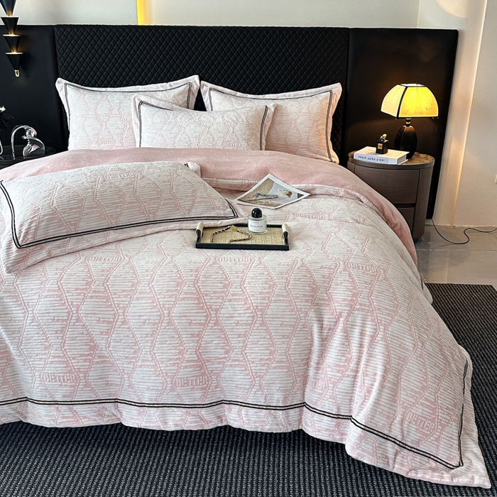 91家纺网 家纺一手货源 找家纺 诺梵家纺 2025新款8.2斤宽边织带雕花绒牛奶绒四件套 云烟-粉